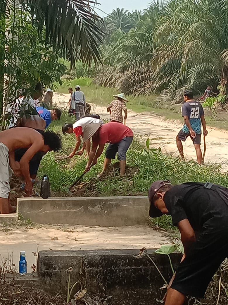 Kegiatan Royong RT 01 Dusun Beram Plasma IV.
Rabu, 25 Maret 2026